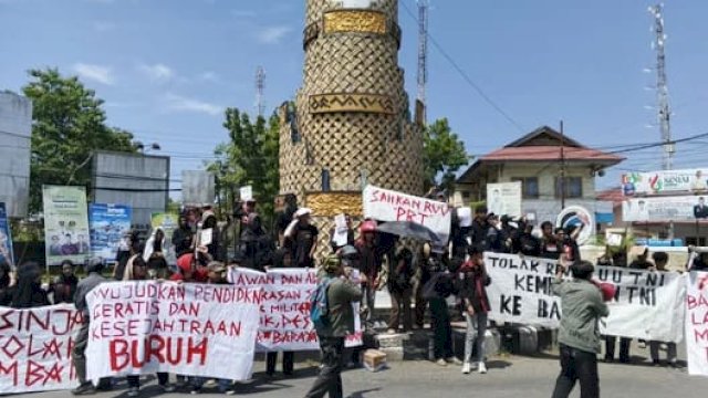 Mahasiswa dari berbagai organisasi membawa spanduk penolakan Revisi UU TNI saat aksi damai di Tugu Bambu, Sinjai, Kamis (1/5/2025) ||Irman_harian.news