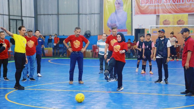 Bupati Barru Andi Ina Kartika Sari membuka turnamen futsal di BSC, Kamis (1/5/2025). Dok. Hms