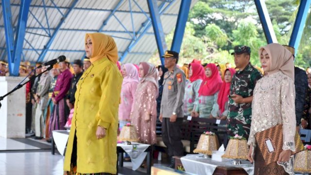 Bupati Sinjai Hj. Ratnawati Arif memimpin upacara Hardiknas 2025 di Alun-Alun Sinjai Bersatu, didampingi pejabat daerah dan diikuti ribuan peserta dengan pakaian adat ||handover 