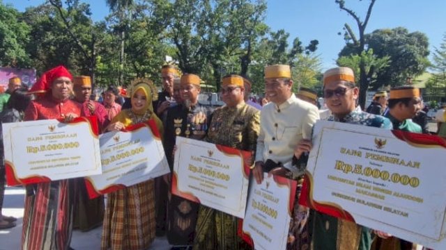 Rektor UIT (sudut diri) meraih penghargaan di Hardiknas dari Pemprov Sulsel, Jumat (2/5). Dok. Hms