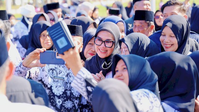 Bupati Barru Andi Ina Kartika Sari diserbu peserta hardiknas untuk berfoto bersama, Jumat (2/5). Dok. Hms