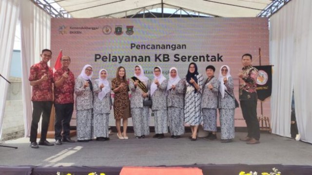 Managing Director PT Harsen Laboratories Elsyeida Napitupulu bersama Business Head Joko Murdianto saat menghadiri pencanangan pelayanan KB serentak di TPMB Siti Salma, Tigaraksa, Banten, 5 Mei 2025. ||handover 