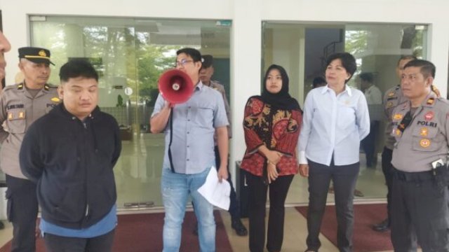 Aktivis Fraksi menggelar aksi damai menuntut penertiban izin usaha di depan kantor DPRD Gowa, Senin (5/5/2025) ||handover 