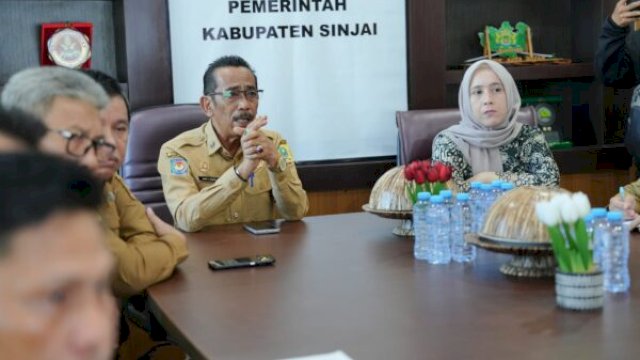 Sekda Sinjai Andi Jefrianto Asapa memimpin rapat koordinasi bersama Ketua TP PKK Sinjai dan jajaran OPD terkait dalam rangka persiapan verifikasi KKS tingkat Provinsi ||handover_humaskominfosinjai
