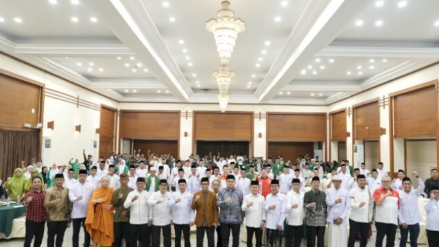 Pengurus PCNU Makassar saat pelaksanaan PD PKPNU VI, Februari 2025, momen peningkatan kapasitas kader NU Sulsel pertama kali dalam sejarah.||handover 