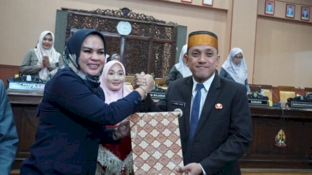 Bupati Jeneponto H. Paris Yasir saat menyerahkan dokumen Ranperda kepada Wakil Ketua DPRD Irmawati Z di ruang sidang utama Gedung DPRD Jeneponto ||handover_humaskominfojeneponto