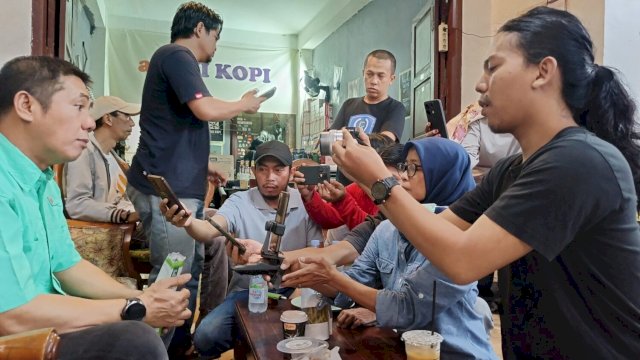 Anggota Komisi I DPR RI, menyambangi sekretariat AJI Makassar, Sabtu (10/5) guna menyerap aspirasi. Dok