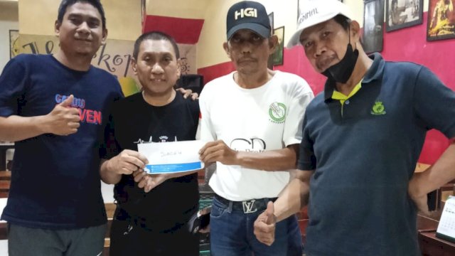 Ketua Gardu Pratama, Kurniawan menyerahkan hadiah ke salahsatu juara liga pratama sesi 2, Minggu (11/5). Dok