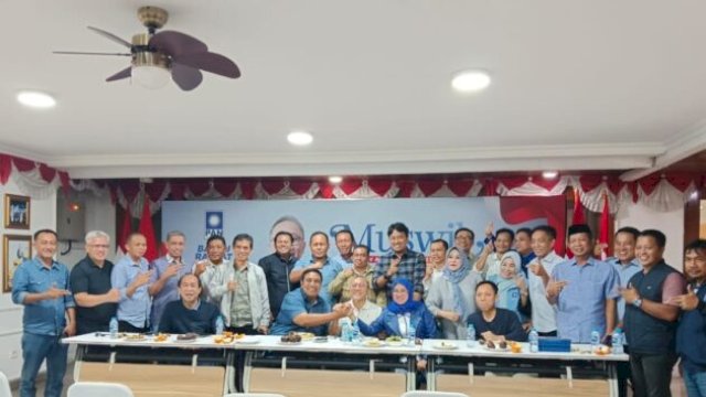 Husniah Talenrang saat menerima keputusan resmi sebagai Ketua DPW PAN Sulsel 2025–2030, didampingi oleh para formatur dan Ketum DPP PAN, Zulkifli Hasan ||handover 