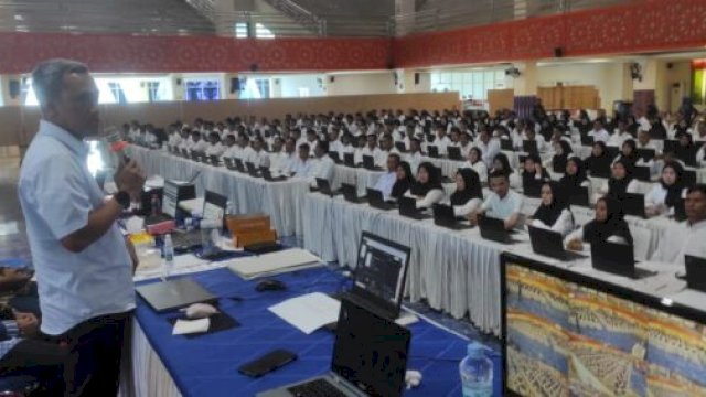 Bupati Jeneponto Paris Yasir saat memantau Ujian PPPK 2025 di Unismuh dan memberikan semangat dan motivasi || handover_humaskominfojeneponto
