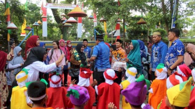 Perwakilan BKKBN Sulsel menyerahkan trofi juara kepada Lurah Bontonompo di acara pengumuman pemenang Lomba Kampung KB 2025 ||handover 