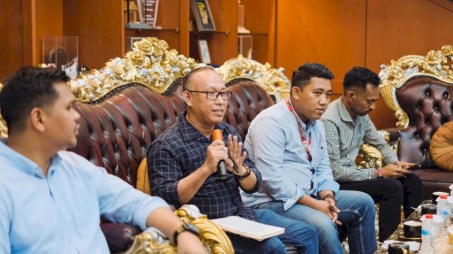 Bupati Bantaeng, M. Fathul Fauz saat memfasilitasi pertemuan antara perwakilan warga Borongloe dan pihak Huadi Group di Rumah Jabatan Bupati. Foto ist
