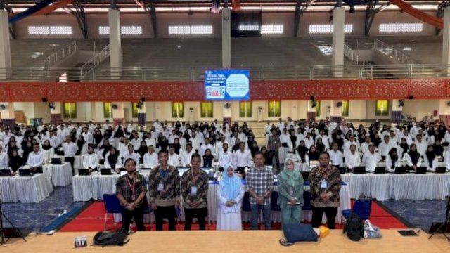 Bupati Sinjai Hj. Ratnawati Arif memberikan semangat kepada peserta ujian PPPK tahap II di Universitas Muhammadiyah Makassar, Minggu (18/5/2025) ||handover 