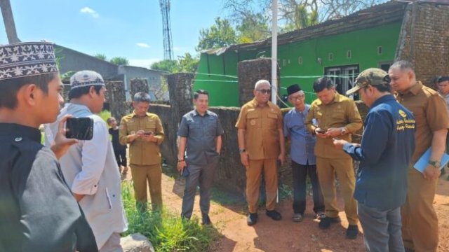 Wakil Ketua DPRD Gowa, Taufik Surullah, saat meninjau langsung titik penimbunan saluran air di Kelurahan Samata usai Reses||handover_doc:humasdprd 