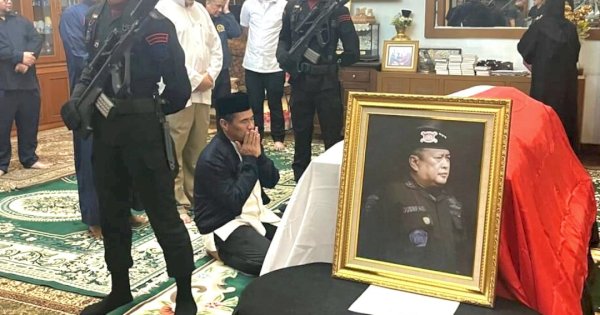 Berduka Wafatnya Jusuf Manggabarani, Mentan Amran Melayat Tengah Malam
