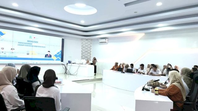 Peserta sosialisasi serius menyimak pemaparan narasumber dari BPS dan Bappeda di Command Center Rujab Bupati Sinjai, Rabu (21/5/2025)|| doc_diskominfosinjai