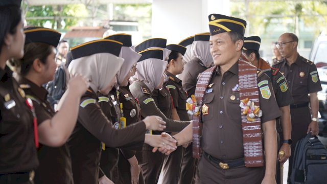 Jaksa Agung Muda Bidang Pengawasan Rudi Margono didampingi Kepala Kejaksaan Tinggi Sulawesi Selatan, Agus Salim melakukan Inspeksi Pimpinan di Kejaksaan Negeri Maros, Kamis (22/5/2025). Foto IST