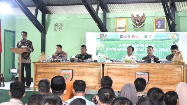 Asisten I Setdakab Sinjai, A. Irwansyahrani Yusuf, bersama Forkopimda saat memimpin Rakor Ketahanan Pangan di Aula Mabbulo Sipeppa Kodim 1424, Kamis (22/5/2025) ||diskominfosinjai