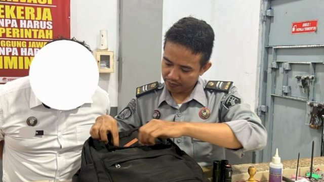 Petugas Lapas Bulukumba Memeriksa Barang Bawaan Pengunjung di Pintu Utama. (Foto Humas)