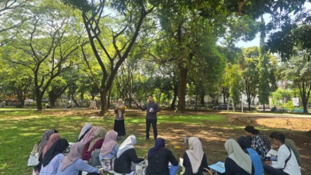 Mahasiswa KPI UIN Alauddin Makassar mengikuti kuliah lapangan dengan praktik jurnalistik langsung di taman kampus, Sabtu (24/5/2025) ||doc_kpiuinalauddin