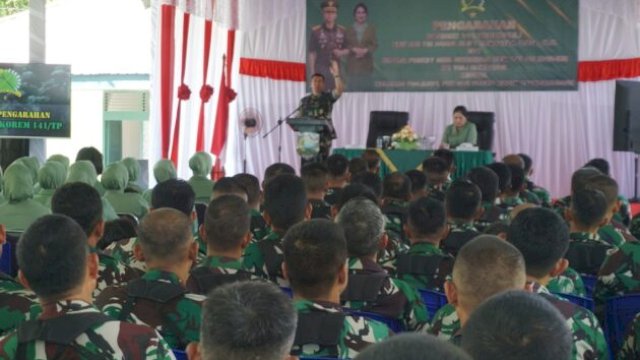 Brigjen TNI Andre Clift Rumbayan saat memberikan arahan kepada prajurit dan PNS Kodim 1419/Enrekang ||handover_pendim1419