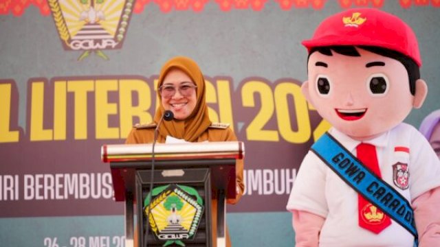 Bupati Husniah Talenrang saat membuka Festival Literasi Gowa 2025 di halaman Kantor Perpustakaan Gowa ||handover_diskominfogowa