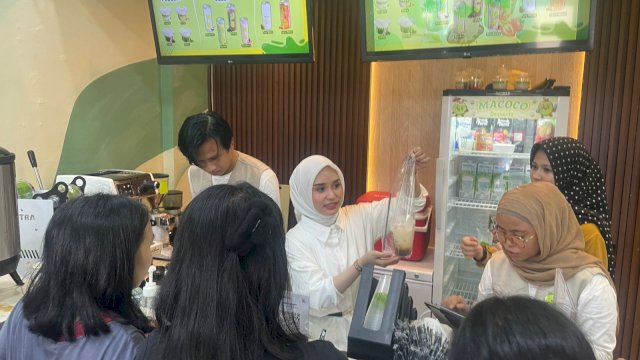 Owner Macoco, Andi Azizah saat melayani pelanggan. (Foto: Gita/HN)