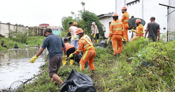 Peringati Hari Buruh, BTIIG dan Serikat Buruh Kompak Tanam Pohon di Lima Sekolah