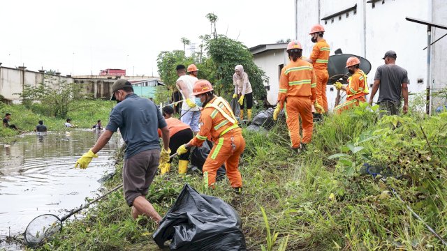 Peringati Hari Buruh, BTIIG dan Serikat Buruh Kompak Tanam Pohon di Lima Sekolah