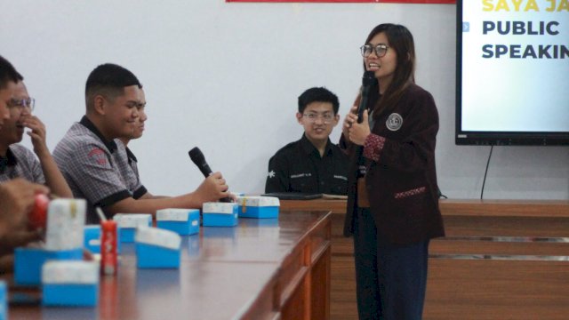 UC Makassar Bekali Siswa SMA 17 Makassar &#8216;Public Speaking&#8217;