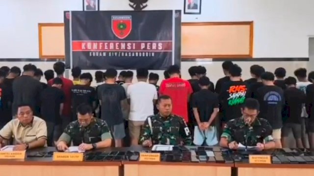 Para pelaku penipuan secara online atau yang kerap disebut “Passobis” yang sebelumnya ditangkap anggota TNI dari Kodam XIV/Hasanuddin di Kabupaten Sidrap.