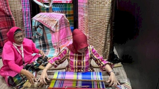 Rismawaty Kadir bangkitkan semangat Harkitnas 2025 lewat peluncuran Lipa Sabbe, sarung tenun sutera khas Bugis Makassar berbasis UMKM perempuan ||handover _doc:rkn