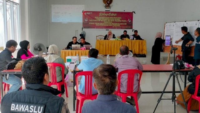 ajaran Bawaslu Sulsel memantau proses rekapitulasi suara di kantor Camat Sendana, Kota Palopo, Senin (26/5/2025). Foto Ist