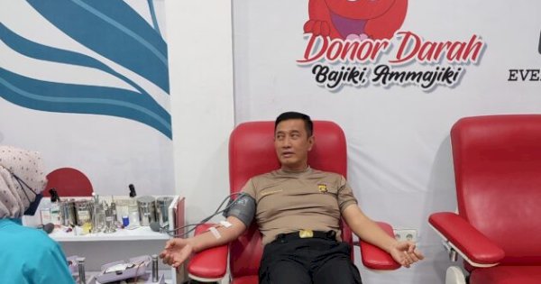 Kapolda Sulsel Donor di PMI Makassar, Ini Pesan Kemanusiaannya