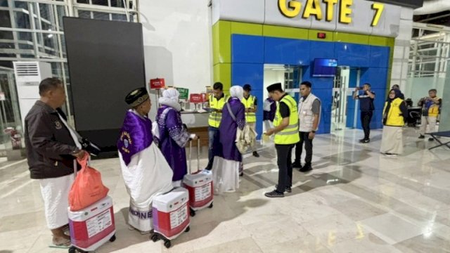 Jemaah calon haji asal Maluku diterbangkan melalui Bandara Sultan Hasanuddin beberapa waktu lalu. (Foto Humas Kemenag Sulsel)