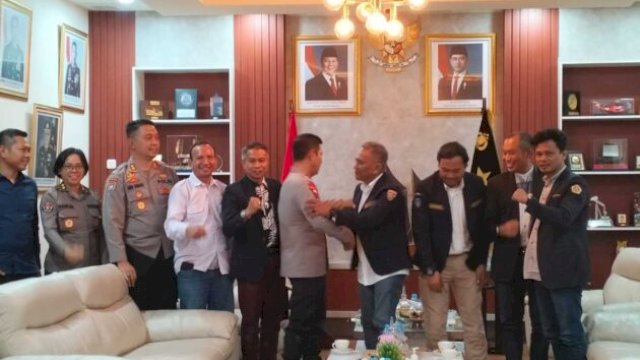 Ketua Satgas Karang Taruna Sulsel, Zulkifli Thahir, dan rombongan bersama Kapolda Sulsel Irjen Pol Rusdi Hartono saat audiensi di Mapolda Sulsel, Selasa 6 Mei 2025 ||handover_doc:satgasktsulsel