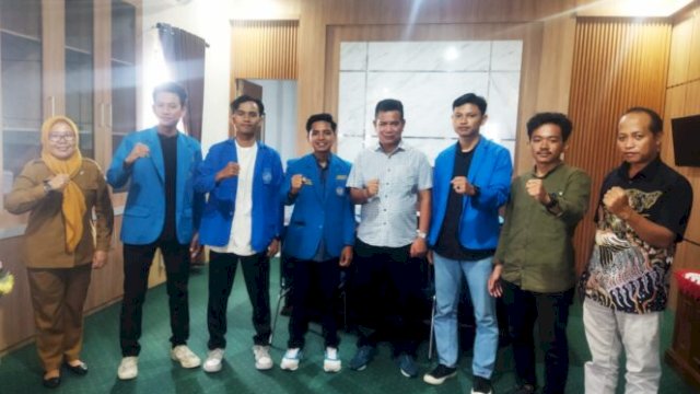 Ketua DPRD Gowa, Ramli Rewa (tengah), menerima audiensi BEM Unismuh Makassar di ruang kerjanya, membahas rencana program Desa Binaan di Kecamatan Tombolo Pao ||humasdprd