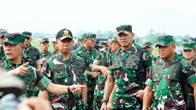 Panglima TNI Agus Subiyanto dan KASAD Jenderal Maruli Simanjuntak. 