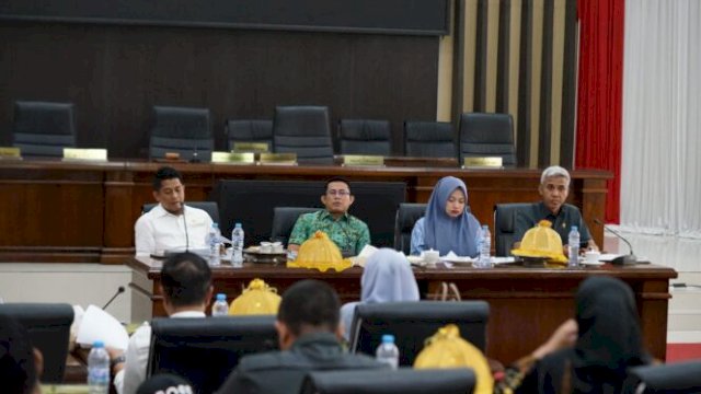 Ketua Pansus LKPJ DPRD Gowa Abd. Rasak bersama anggota saat memimpin rapat evaluasi kinerja OPD di Kantor DPRD Gowa, Jumat (11/4/2025) ||humasdprd