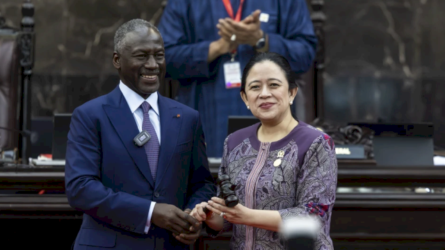 Ketua DPR RI Puan Maharani menerima penyerahan keketuaan Parliamentary Union of the OIC Member States (PUIC) dari Pantai Gading, Rabu (14/5/2025) Foto: dok. DPR RI