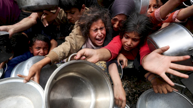 Warga Palestina menunggu untuk menerima makanan yang dimasak oleh dapur amal, di Jabalia, di Jalur Gaza utara, 14 Mei 2025. Foto: ist/reuters