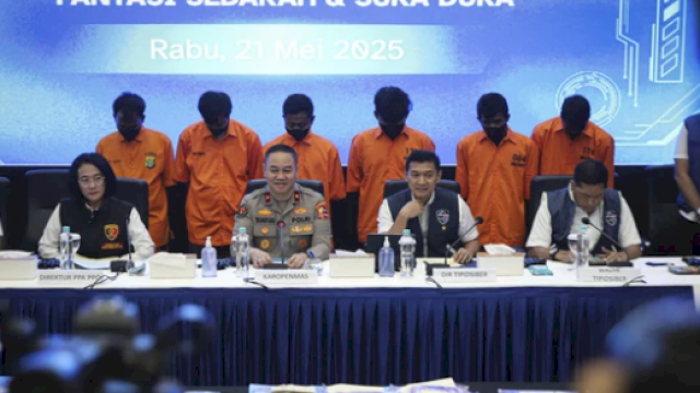 Tersangka kasus grup Facebook Fantasi Sedarah saat dihadirkan di Bareskrim Polri pada Rabu (21/5/2025). Foto: ist/dok kumparan