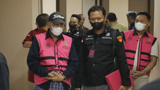 Kejaksaan Agung RI membawa tersangka kasus dugaan korupsi PT Sritex di Gedung Kejagung RI, Jakarta. Foto: dok Kejagung