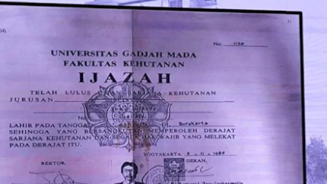 Penampakan ijazah Jokowi yang ditampilkan oleh kepolisian. Foto: ist