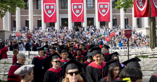 Harvard kepada Mahasiswa Asing: Kami akan Berjuang untuk Anda!