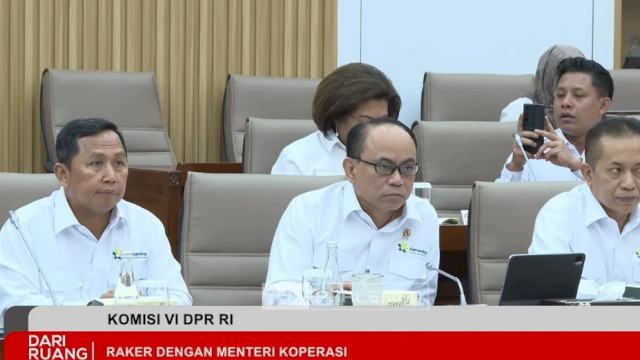 Menteri Koperasi Budi Arie Setiadi mengikuti Rapat Kerja dengan Komisi VI DPR RI di Kompleks Parlemen, Senayan, Jakarta, Senin (26/5/2025). Foto: YouTube/ TVR Parlemen