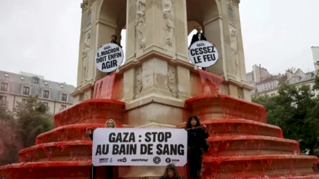 Aktivis mengubah air mancur di Gaza menjadi warna merah pada Rabu (22/5/2025). Foto: ist/Leo Vignal/dok AFP