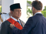 Prabowo Dapat Medali Kehormatan Tertinggi dari Presiden Prancis