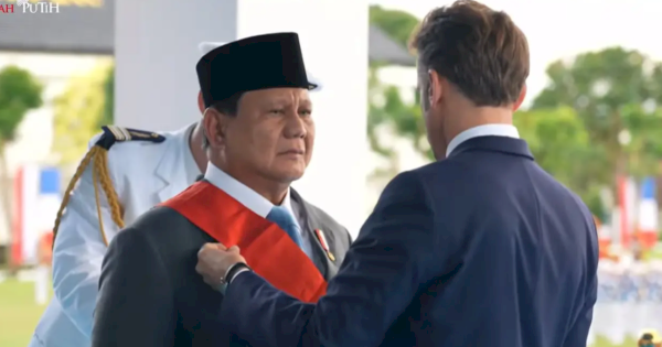 Prabowo Dapat Medali Kehormatan Tertinggi dari Presiden Prancis