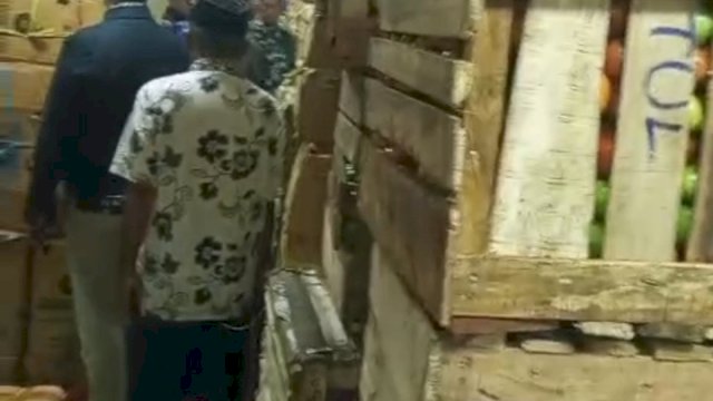 Suasana tempat penyimpangan barang yang diangkut oleh para buruh di Makassar. Foto Ist